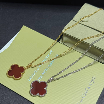VCA
Necklace 
*Master*🍃💕
With normal box 🎁
55 dhs❣️

Zain263
♥️♥️♥️