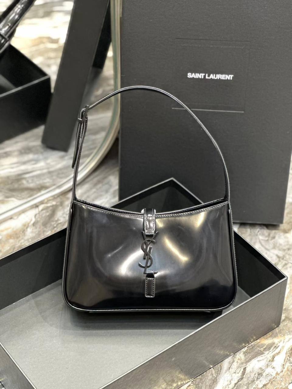 YSL Hobo
Size: 24 * 14 * 6 cm
80 dhs🪙🖤
with box🎁

Zain115
♥️♥️♥️