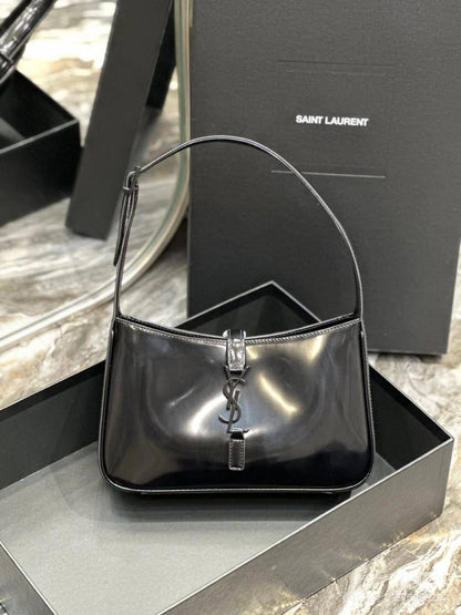 YSL Hobo
Size: 24 * 14 * 6 cm
80 dhs🪙🖤
with box🎁

Zain115
♥️♥️♥️