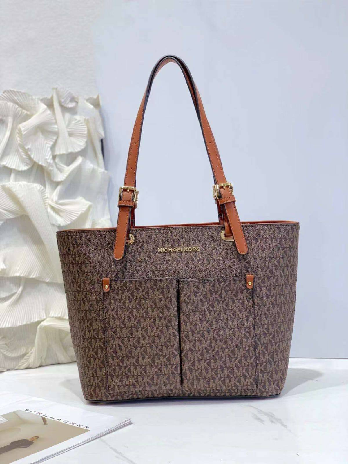 MK
Jet Set Travel
Double Pocket Design
Medium Tote is crafted
Zipper trype
Size : 29 cm
Without BOX
105 dhs🇦🇪🇦🇪

Zain239
♥️♥️♥️