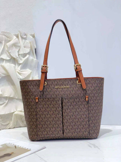 MK
Jet Set Travel
Double Pocket Design
Medium Tote is crafted
Zipper trype
Size : 29 cm
Without BOX
105 dhs🇦🇪🇦🇪

Zain239
♥️♥️♥️