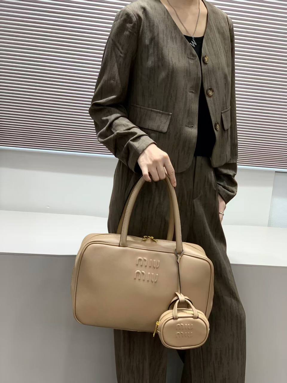 Miu Miu
105 dhs🪙🌨️

Zain177
♥️♥️♥️