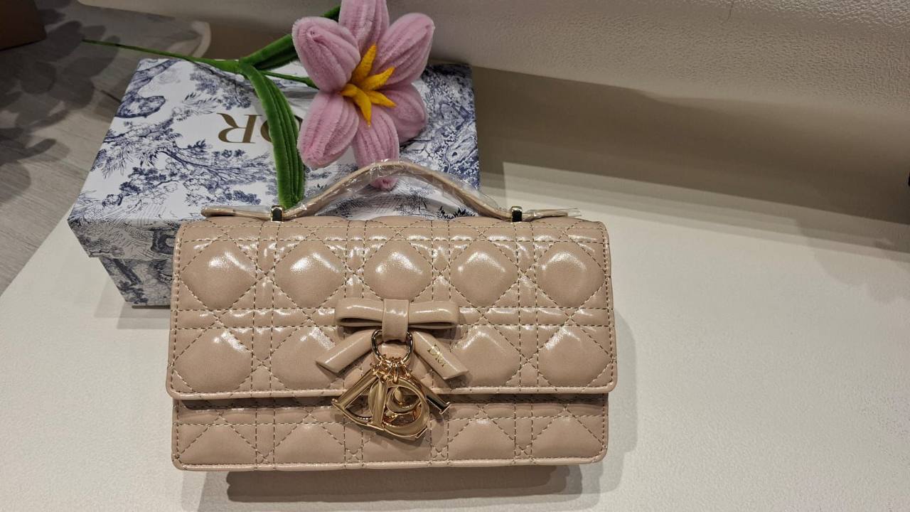 DIOR 
22cm 

box
🎁🎁🎁

120 dhs✅

Zain44
♥️♥️♥️