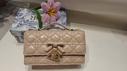 DIOR 
22cm 

box
🎁🎁🎁

120 dhs✅

Zain44
♥️♥️♥️