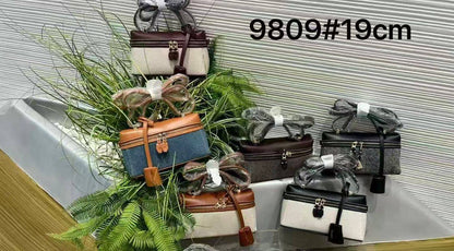 Loro Piana
95 dhs❤️
SIZE：19cm
 good quality 

with box
🎁🎁🎁

Zain35
♥️♥️♥️