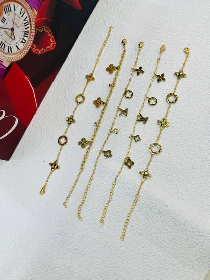 Stainless steel ❤️‍🔥*
Non tarnish 💯
ONE Piece 🦋
With black boxes 📦 
20 dhs💓
With normal boxes 🗃️ 
And paper bag 🛍️
30 dhs💓

Zain216
♥️♥️♥️