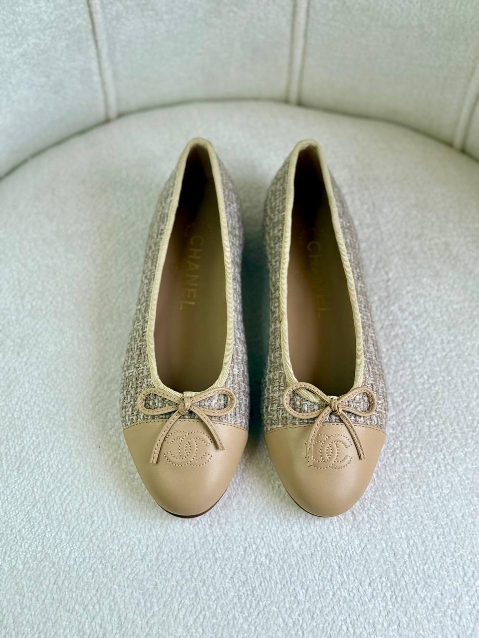 Chanel
Super *AAA* *+* Quality 💯 
With original packing🎁🎁
SIZE:36and42
450 dhs🖤

Zain309
♥️♥️♥️