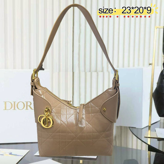 ✨✨NEW CHANEL HOBO ✨✨
110 dhs🪙🌨️
with box
🎁🎁🎁

    Bag size : 22 CM

Zain38
♥️♥️♥️