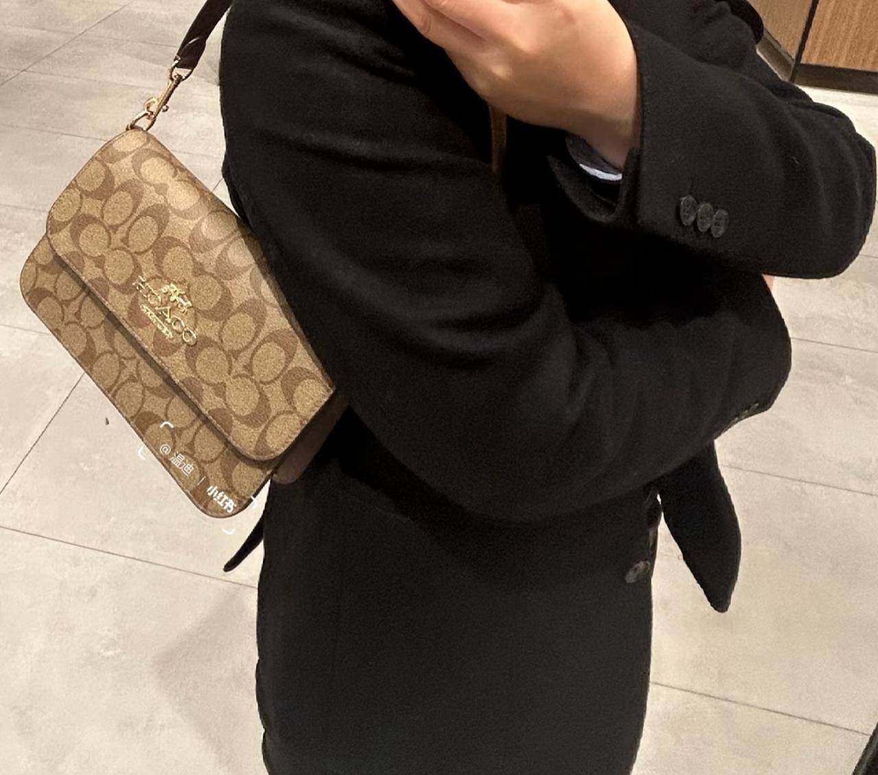 Coach

90 dhs💓

size：24cm

High-quality 


with box
🎁🎁🎁

Zain35
♥️♥️♥️