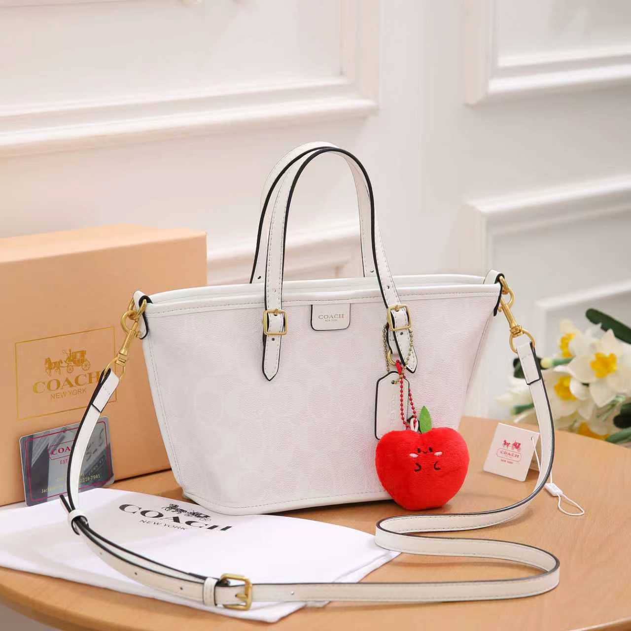 Coach  
90 dhs💓
SIZE: 21*12*16 CM👌👌

Zain74
♥️♥️♥️