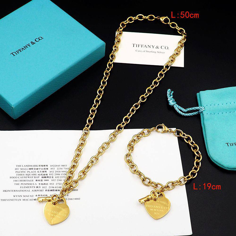Tiffany ❤️‍🔥*
Necklace 🍁
Bracelet 🌸
Master quality 💯
With normal boxes 📦 
70 dhs👑
With master box 🗃️ 
85 dhs👑

Zain216
♥️♥️♥️