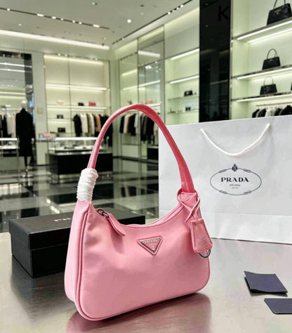 YSL

 GOOD QUALITY

 WITH BOX
🎁🎁🎁

95 dhs✅

Zain39
♥️♥️♥️

Prada
