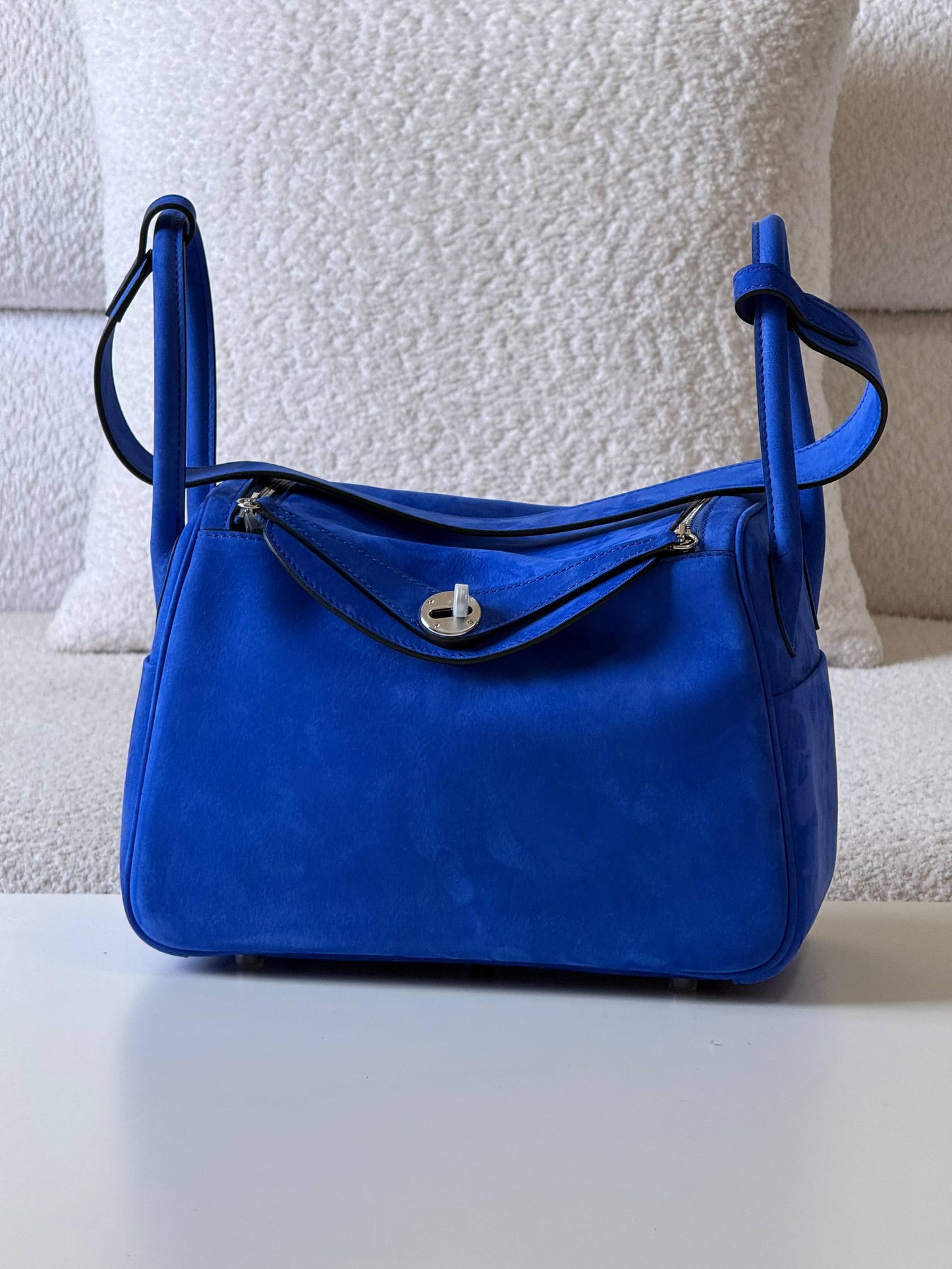 Hermes
lindy 26cm💥Master quality ✅with box📦
610 dhs❣️

Zain52
♥️♥️♥️