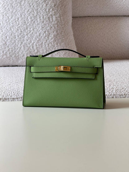 Hermes
pochette 21cm💥Master quality ✅with box📦
340 dhs✅

Zain52
♥️♥️♥️