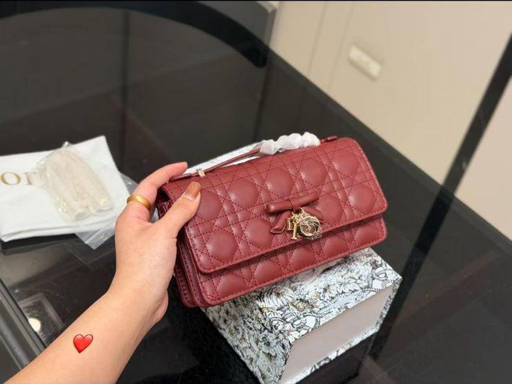 DIOR
My Dior Mini Bag
Master quality
21cm 

with box
🎁🎁🎁

280 dhs✅

Zain95
♥️♥️♥️
