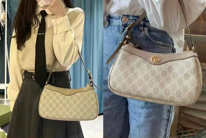 Gucci

90 dhs✅

Good  quality

Size: 25cm

with box
🎁🎁🎁

Zain74
♥️♥️♥️
