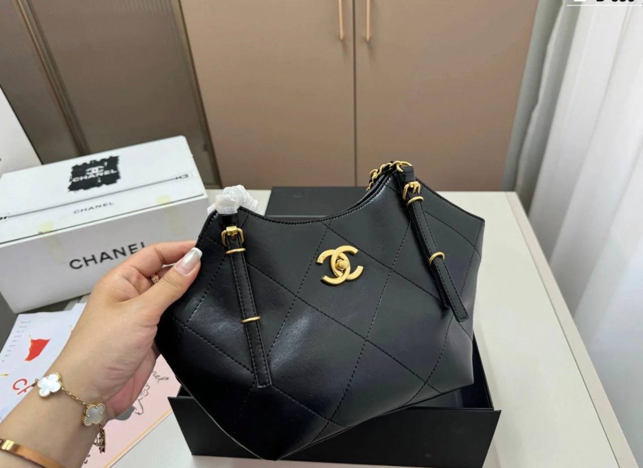 Chanel
90 dhs✅
Good-quality 
Size：28CM

Zain35
♥️♥️♥️