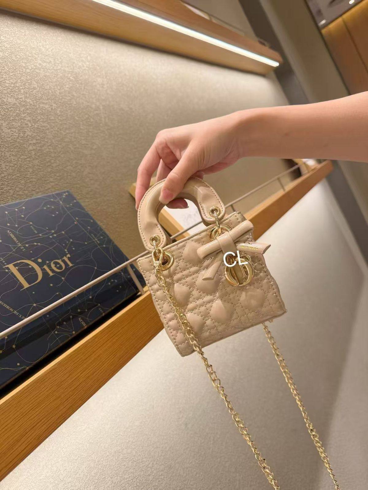 Dior
with box
130 dhs✅

Zain143
🌺🌺🌺