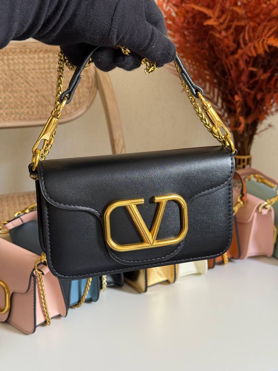 VALENTINO
20cm
350 dhs💓
Top quality 
With box🎁

Zain167
♥️♥️♥️