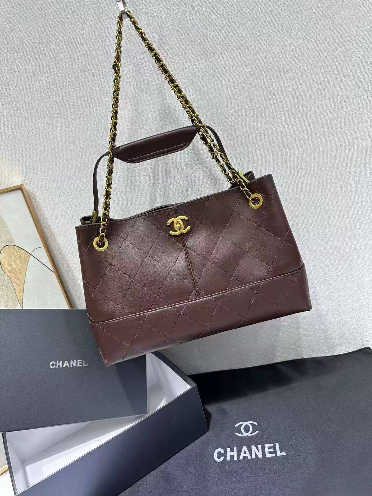 Chanel  
100 dhs❣️
with box 📦 

Good quality 

Zain253
♥️♥️♥️