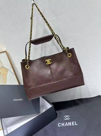 Chanel  
100 dhs❣️
with box 📦 

Good quality 

Zain253
♥️♥️♥️