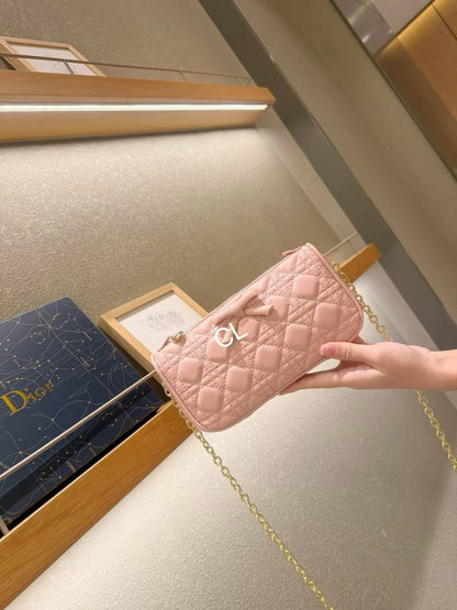 DIOR

Best quality 

with box
size 23CM
100 dhs🇦🇪🇦🇪

Zain290
♥️♥️♥️