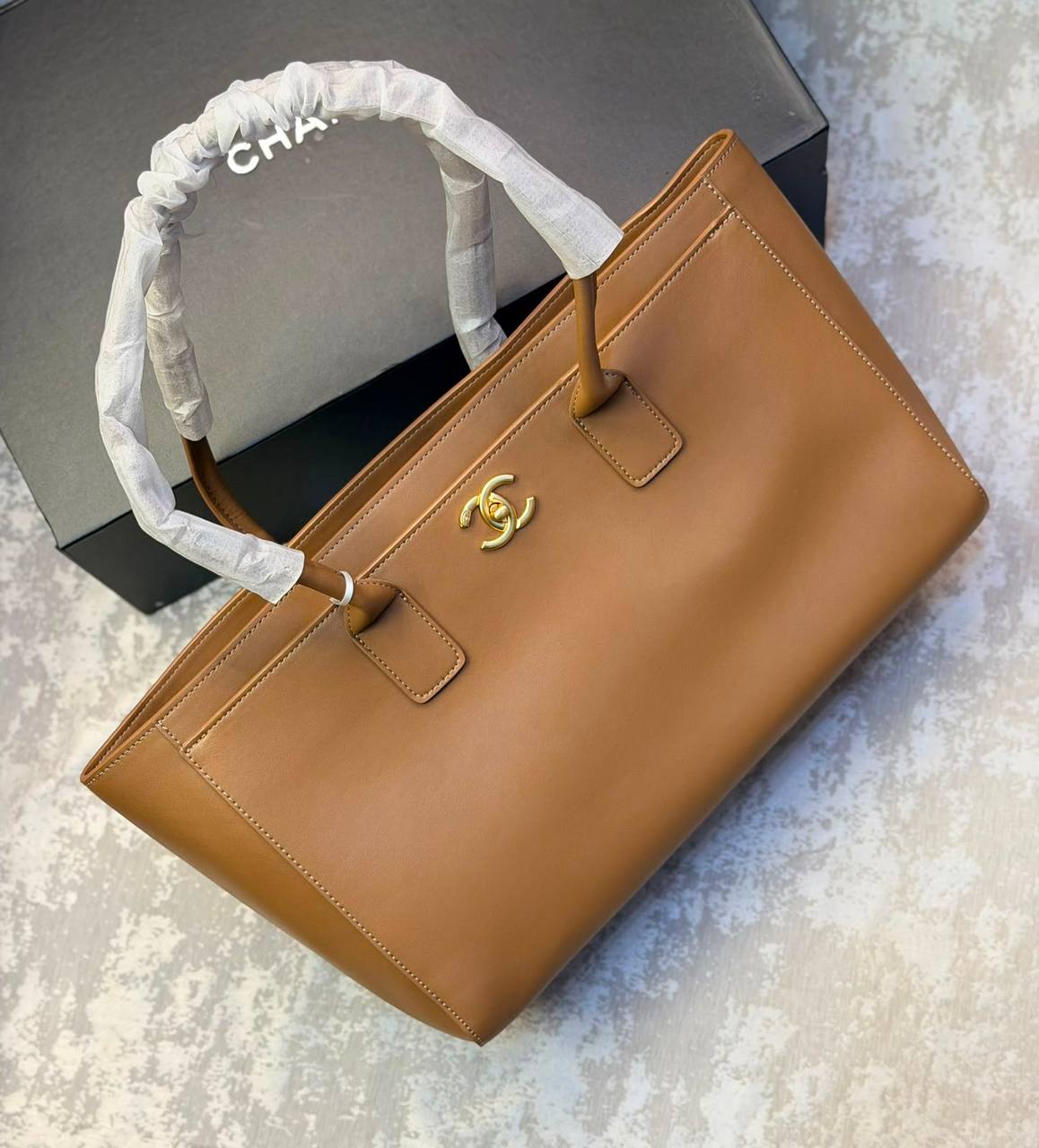 Chanel
Copy1.    
300 dhs🇦🇪🇦🇪
with box 
Size 40 cm

Zain175
♥️♥️♥️