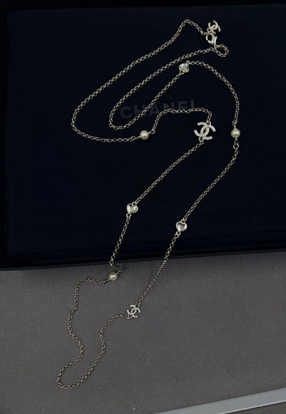 *CHANEL* 🤍
* Long Chain Necklace 
* Gold-Finish Metal with Stones 
* ⁠↗️ *Super Master Quality ®️* 🫆
*105 dhs❣️* with *Normal* Box & Bag
*150 dhs❣️* with *Orignal* Packaging

Zain106
♥️♥️♥️
