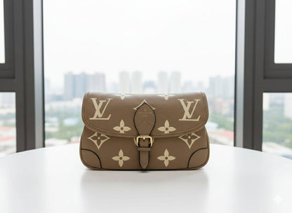 LV
ᴅɪᴀɴᴇ ᴍᴏɴᴏɢʀᴀᴍ
ɢᴀᴍᴏsᴀ ᴍᴀᴛᴇʀɪᴀʟ ɪɴsɪᴅᴇ
ɢᴏʟᴅ ʜᴀʀᴅᴡᴀʀᴇ
ᴡɪᴛʜ ʟᴏɴɢ sᴛʀᴀᴘ
sɪᴢᴇ: 24ᴄᴍ

ᴡɪᴛʜ BOX
🎁🎁🎁

105 dhs🪙🌺

Zain31
♥️♥️♥️