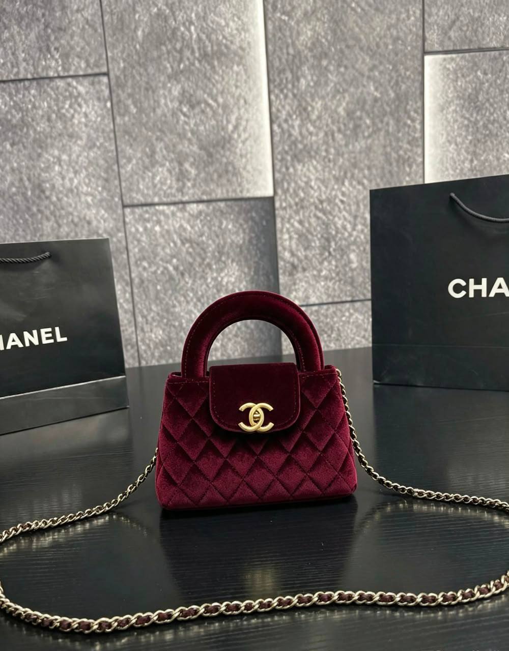 Chanel
100 dhs🇦🇪🇦🇪
with box
size 19×6×11cm

Zain42
♥️♥️♥️