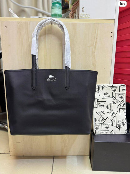 🌟 LACOSTE 🐊 New 2 in 1
Double-sided usable bag
Size: 47 * 29 cm
95 dhs🪙🖤

Zain115
♥️♥️♥️
