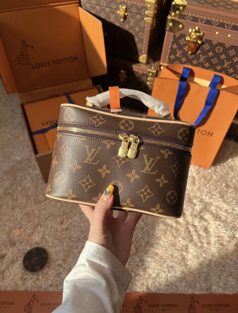 LV
big  110 dhs🇦🇪
size 35×9×19cm
medium 100 dhs🇦🇪
size 22×8.5×14cm
small  95 dhs🇦🇪
size 17×8.5×9.5cm
with box🎁🎁🎁
New Stock💓💓💓

Zain213
♥️♥️♥️