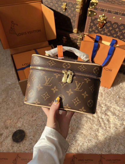 LV
big  110 dhs🇦🇪
size 35×9×19cm
medium 100 dhs🇦🇪
size 22×8.5×14cm
small  95 dhs🇦🇪
size 17×8.5×9.5cm
with box🎁🎁🎁
New Stock💓💓💓

Zain213
♥️♥️♥️