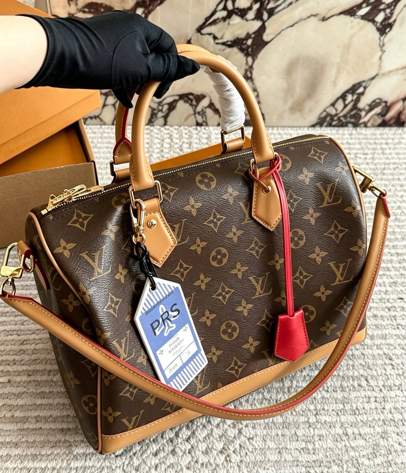 LV
 MASTER QUALITY
 WITH BOX  
260 dhs✅

Zain295
♥️♥️♥️