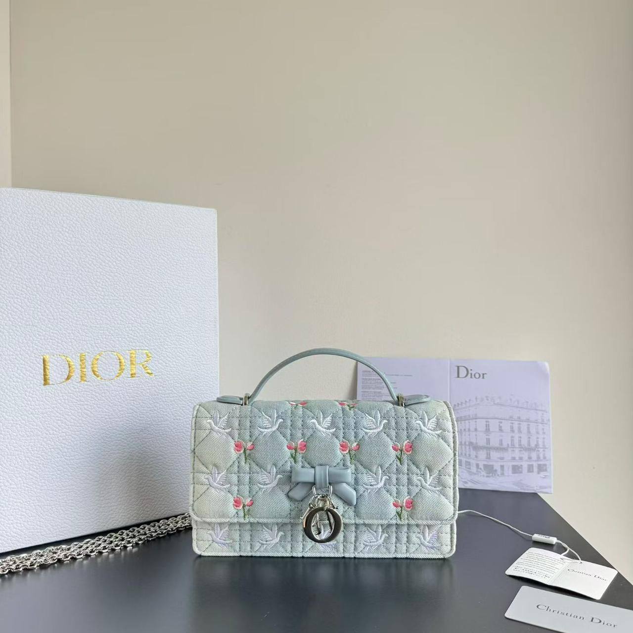 Dior
with box
master 
170 dhs✅

Zain44
♥️♥️♥️