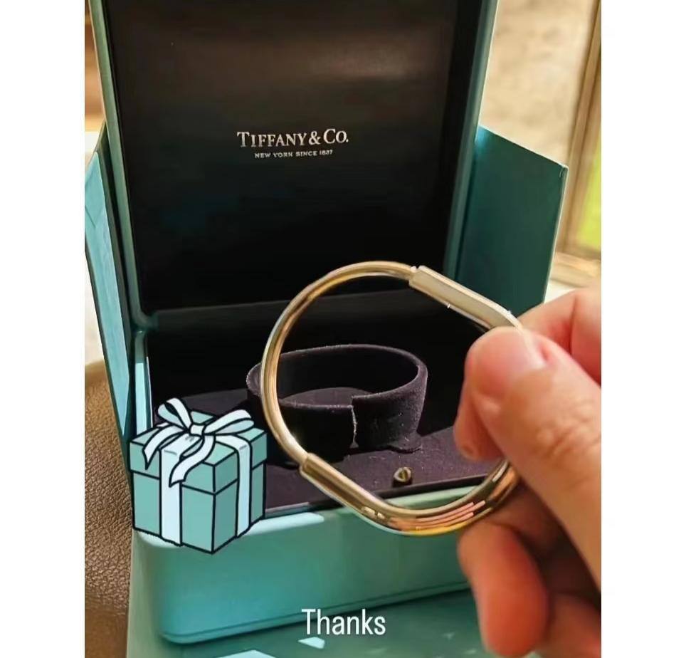 CELINE
Bangle’s
85 dhs🪙🌨️

Zain263
♥️♥️♥️