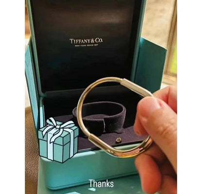 CELINE
Bangle’s
85 dhs🪙🌨️

Zain263
♥️♥️♥️