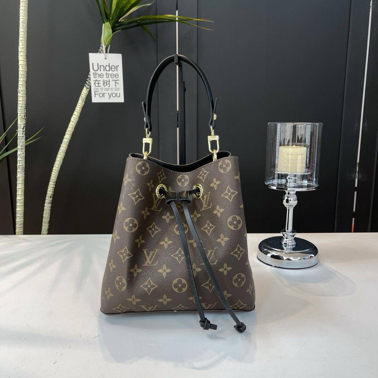 LV
22*22*14cm
75 dhs🇦🇪🇦🇪

Zain17
♥️♥️♥️