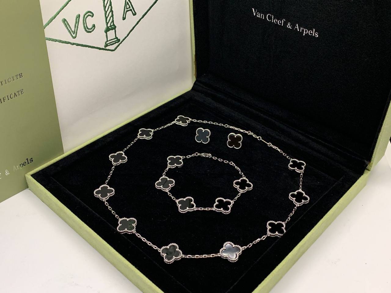 230 dhs🪙🌨️ SET
VANCLEAF & ARPELs
NECKLACE 
BRACELET 
EARRINGS
WITH GOOD BOX AND PAPER BAG

 280 dhs🪙🌨️
WITH MASTER BOX AND PAPER BAG 
🎁🎁🎁

Zain89
♥️♥️♥️