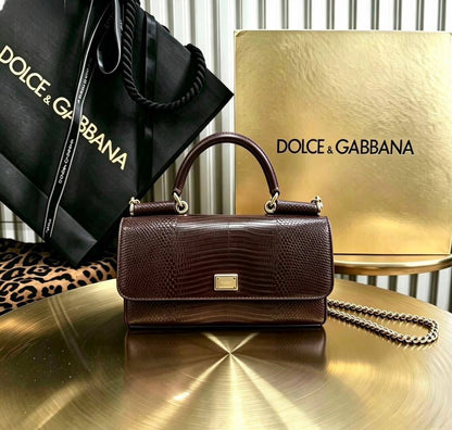 Dolce & GABBANA

100 DHS🇦🇪

 each 

with box
Zain26
♥️♥️♥️