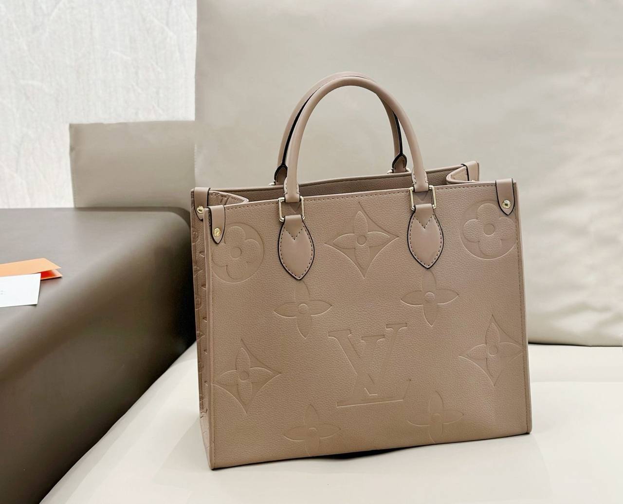 LV
 ONTHEGO 
GOOD QUALITY 
MEDUIM SIZE 
100 dhs✅

Zain39
♥️♥️♥️