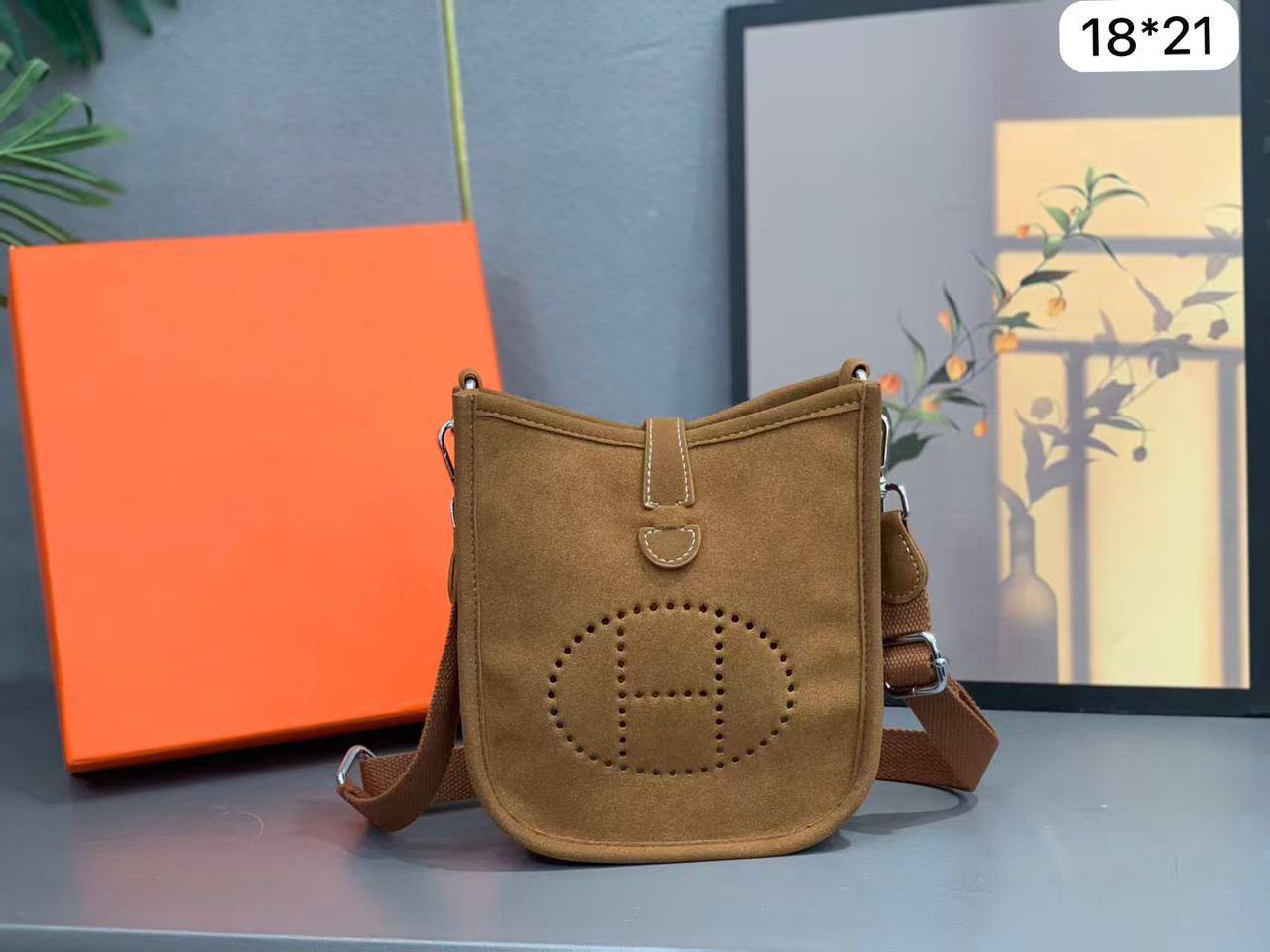 💓 Hermes evelyne
1️⃣ First quality +🎁
Size : 18 * 21 * 7 cm
85 dhs🇦🇪🇦🇪
with box 🎁

Zain115
♥️♥️♥️