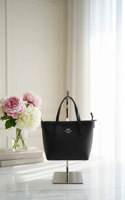 COACH
16*9*15.5cm
85 dhs🪙

with box
🎁🎁🎁

Zain44
Zain254
♥️♥️♥️