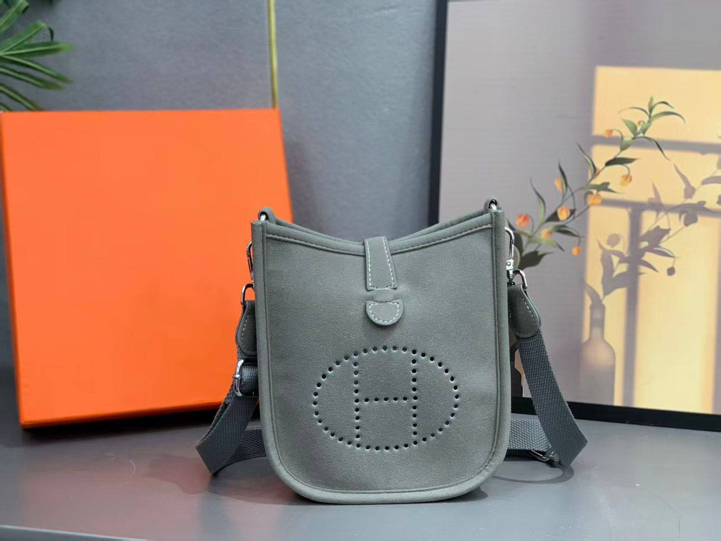HERMES
SIZE  ………18CM 🥰
85 dhs🌺

with BOX😊
🎁🎁🎁

Zain244
♥️♥️♥️