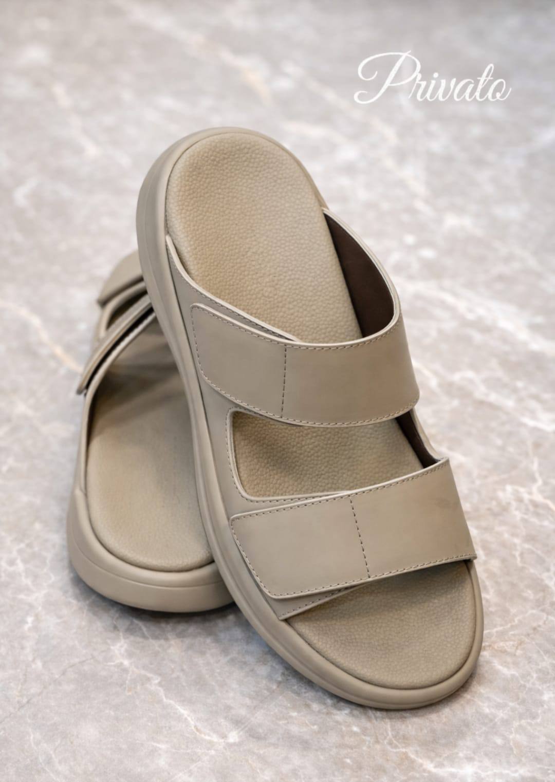 slippers for men good quality  with box and paper bag size available (40to46) 6to12) 
230 dhs❣️

Zain59
♥️♥️♥️