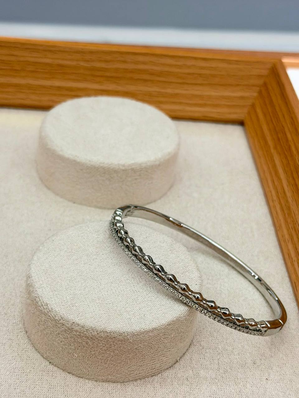 Bangle ❤️‍🔥*
good quality 💯
With black boxes 🗃️ 
20 dhs💓
With normal boxes 📦 
And paper bag🛍️
30 dhs💓

Zain216
♥️♥️♥️