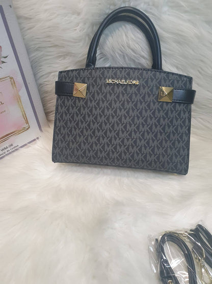 MK
⚡26 cm
⚡with box
100 dhs✅

Zain118
♥️♥️♥️