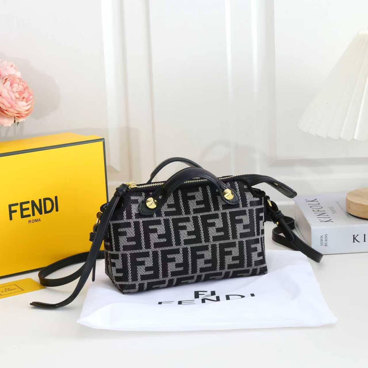Fendi
100 dhs💓
SIZE：22cm
Good-quality 

with box
🎁🎁🎁

Zain35
♥️♥️♥️