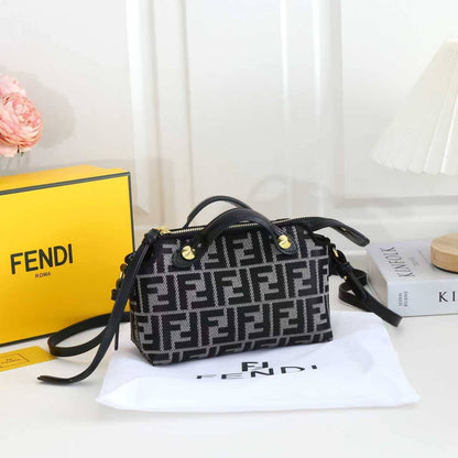 Fendi
100 dhs💓
SIZE：22cm
Good-quality 

with box
🎁🎁🎁

Zain35
♥️♥️♥️