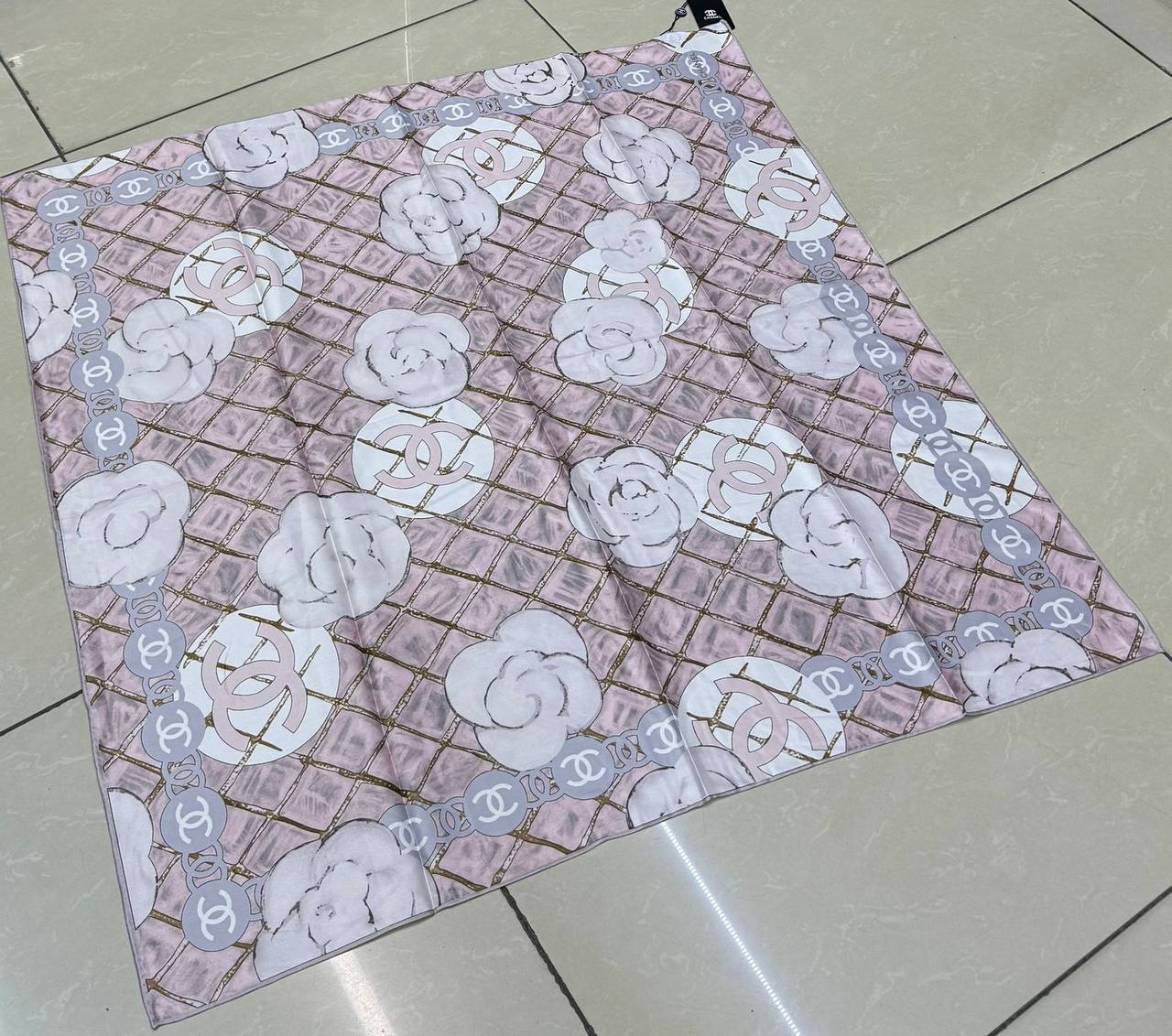 Silk square scarf 
40 dhs🪙💚

Zain93
♥️♥️♥️